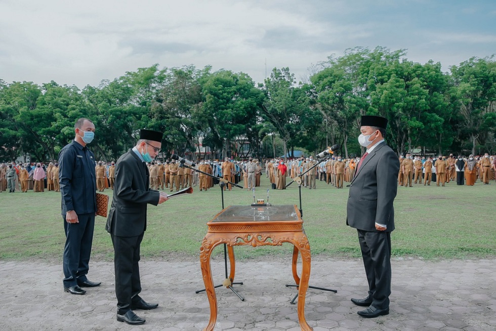 Foto: Bupati Aceh Tamiang H. Mursil, SH, M.Kn melantik dan mengambil sumpah jabatan Drs. Asra sebagai Sekretaris Daerah Kabupaten Aceh Tamiang (17/05/2021)