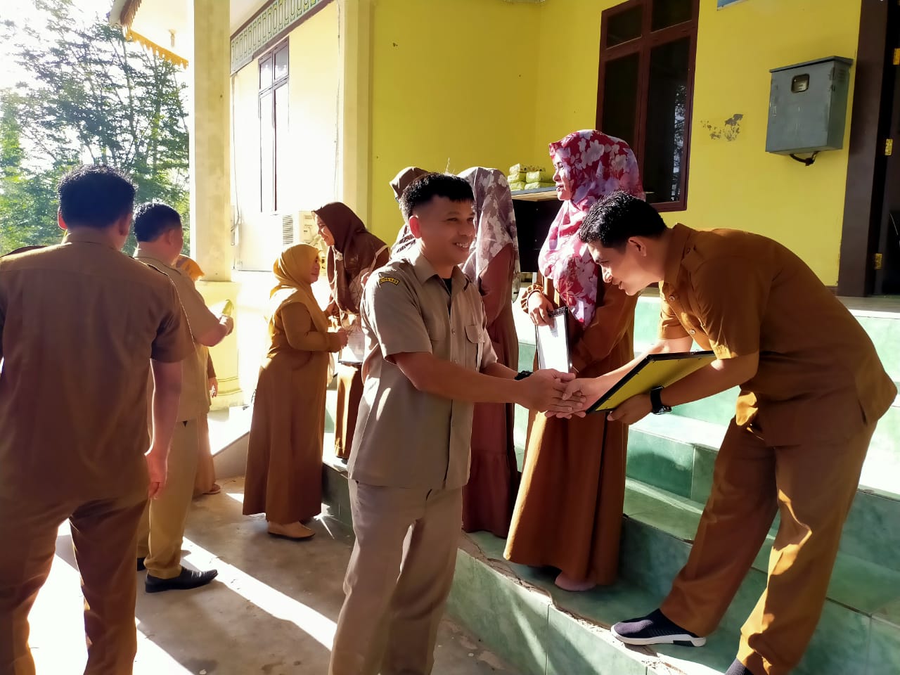 Sekretaris Inspektorat beserta para Inspektur Pembantu memberikan ucapan selamat kepada penerima penghargaan tim terbaik (Foto: Fani)